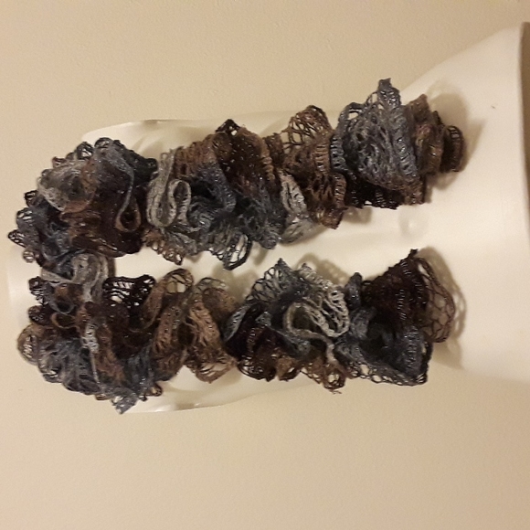 Ruffle scarf - Picture 4 of 4
